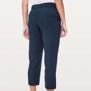 NWT Lululemon On The Fly Crop *Woven 23"
True Navy
